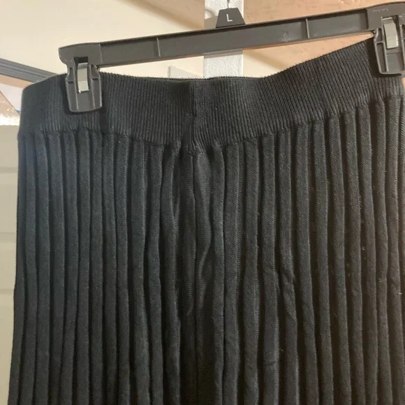 NWOTS Ladies Sweater & Skirt Set - Picture 8 of 13